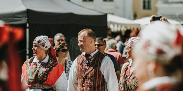 Musikkens Rike: En Dyptgående Utforskning av Estisk Musikk